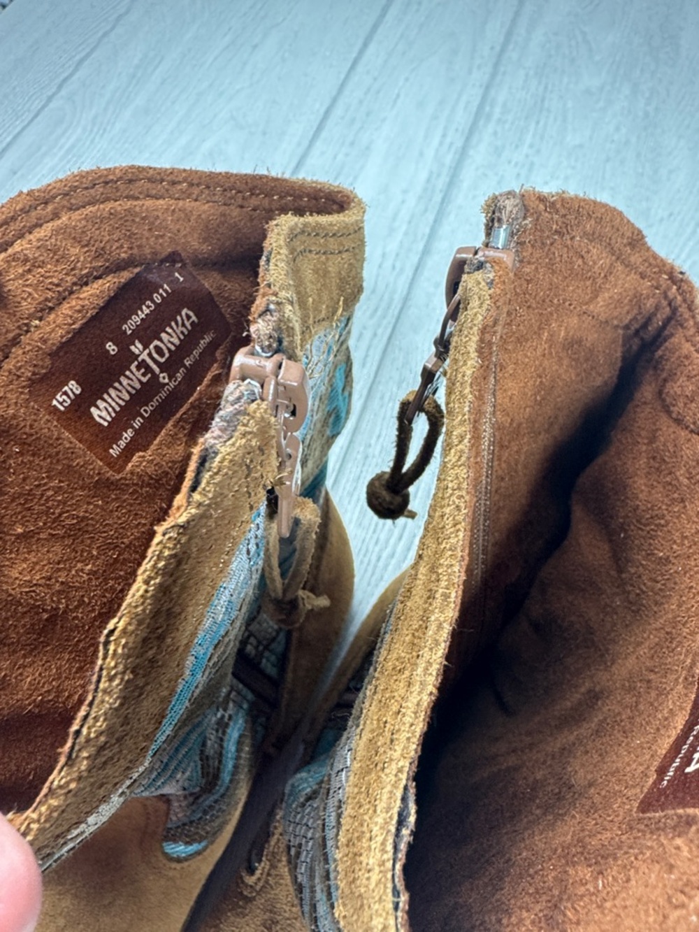 New Minnetonka Baja Boot in a brown suede and turquoise pattern 1578 Size 8 - Picture 7 of 7
